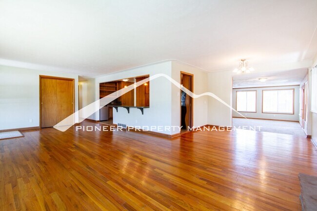 Building Photo - Spacious Home with 2 Car Garage and Centra...