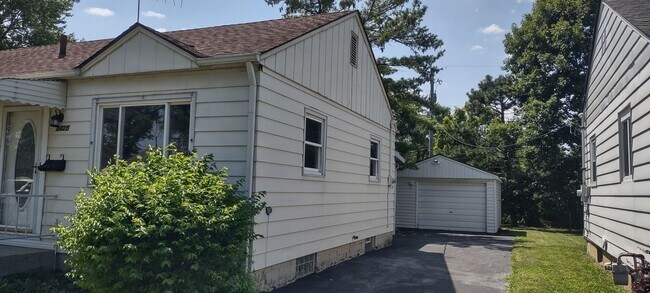 Foto del edificio - Charming Mid-Century Ranch in North Linden!