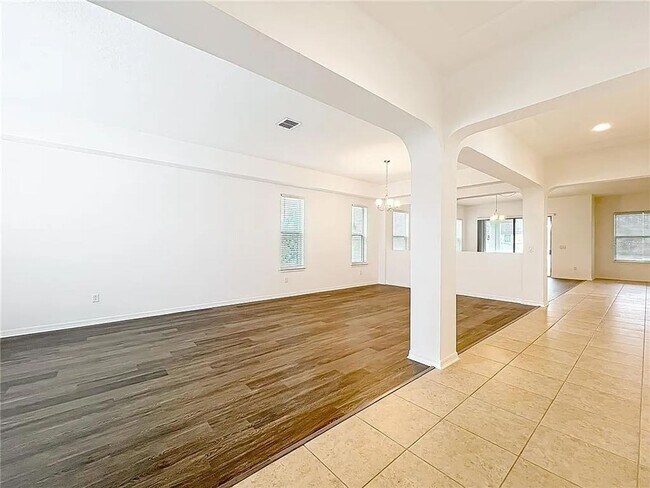 Building Photo - Spacious 5 Bedroom 4 Bathroom Home in Wind...
