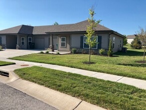 Building Photo - 509 SE Maple Dr