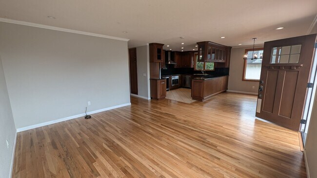 Foto del edificio - Coming Soon!  Beautifully Updated Three-be...