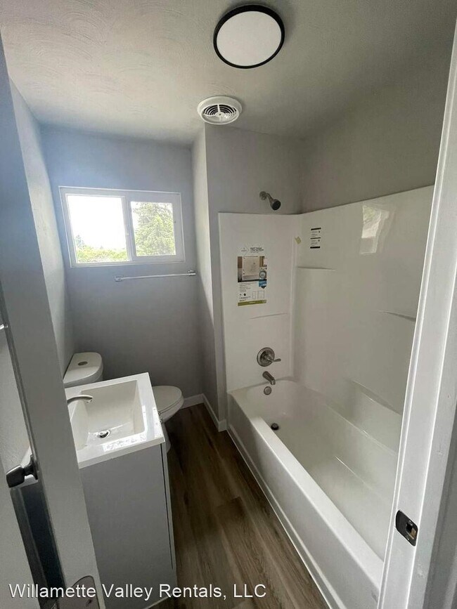 Building Photo - 3 br, 1 bath House - 3690 S Santiam Hwy