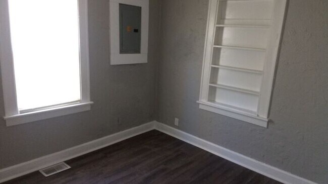 Building Photo - Nice remodeled 2 bedroom house