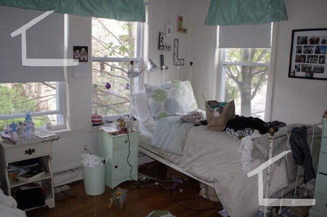 Building Photo - Great 2 bedroom with laundry in building