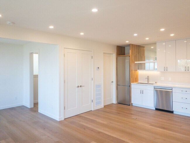 Building Photo - Stunning, Fully Remodeled Jr. 1bd/1ba! Remodeled! Private Deck! Parking! Laundry! PROGRESSIVE!