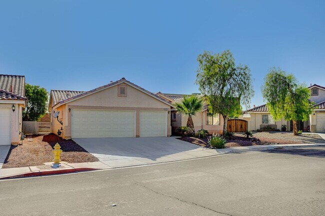 Building Photo - GREAT ONE STORY SINGLE FAMILY HOME IN CUTE...