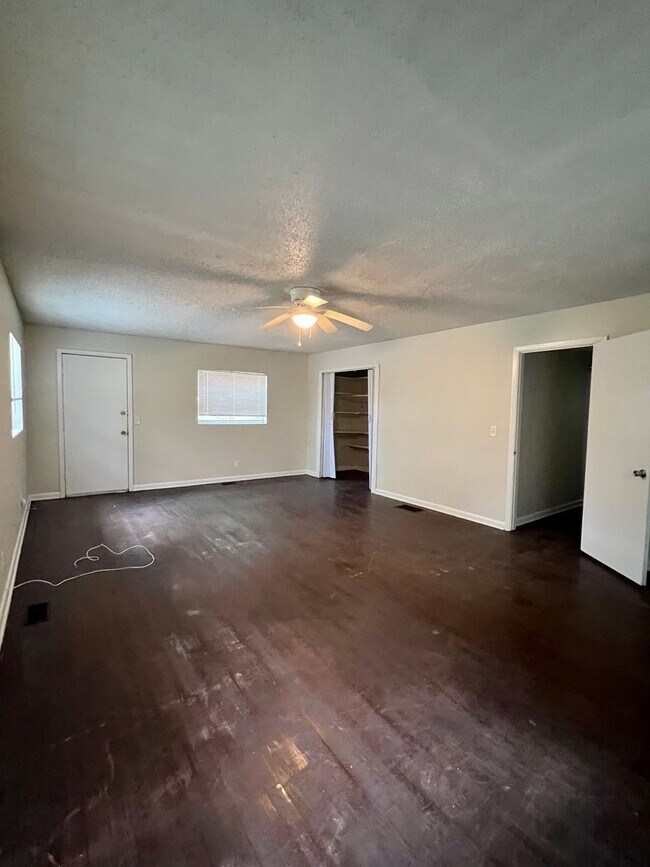 Building Photo - Spacious 4/2 for rent on the Westside!