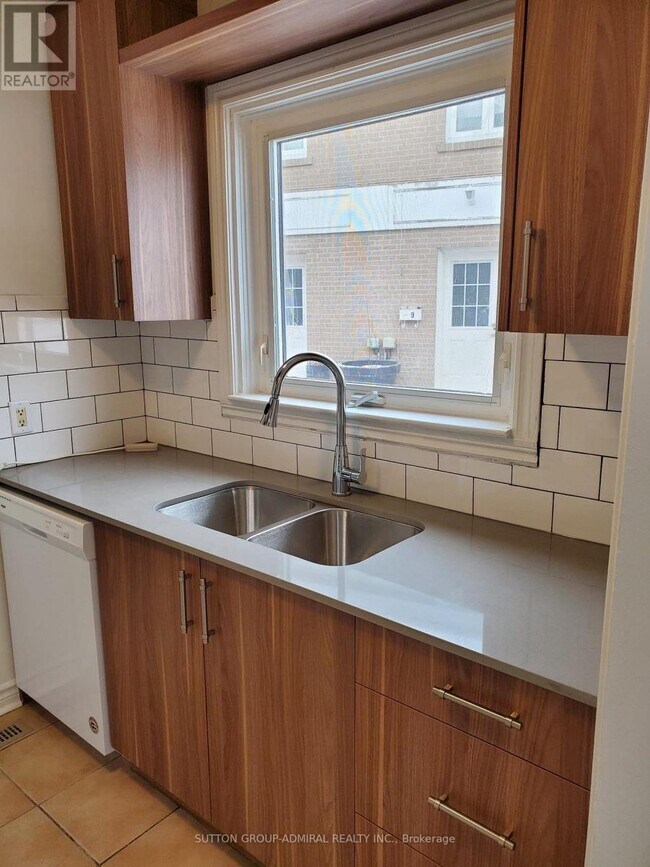 Photo du bâtiment - 7 Town House Crescent