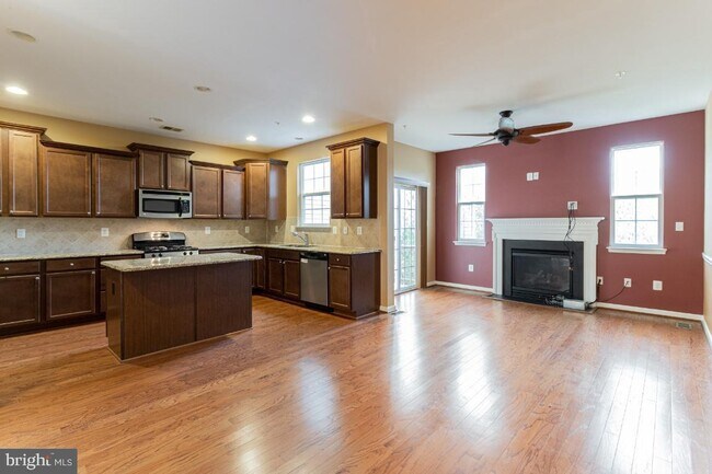 Building Photo - 708 Hidden Oak Ln