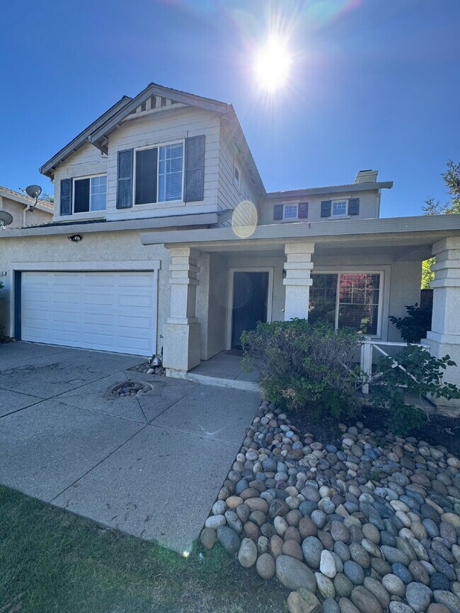 Building Photo - Gorgeous 3 Bedroom, 2 1/2 Bathroom Home in Perfect Brentwood Location