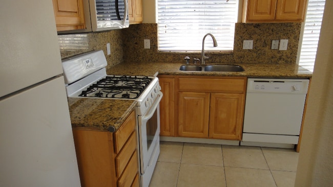 Photo - 1321 D St (Hayward, CA) Apartments