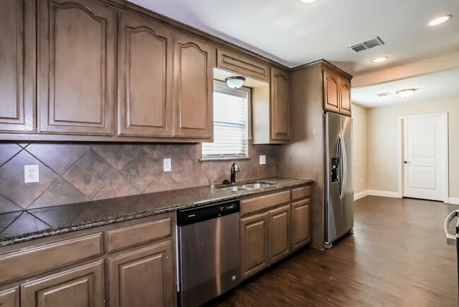 Photo - 2102 Colonial Dr House