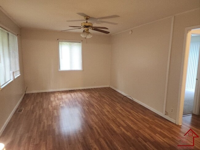 Building Photo - 163 Lakeshire Dr