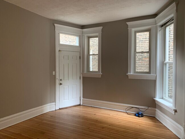 Building Photo - 835 N Damen Ave