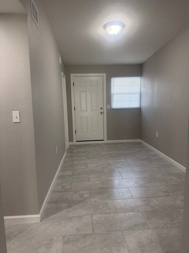 Foto del edificio - 3040 Fletcher Ave