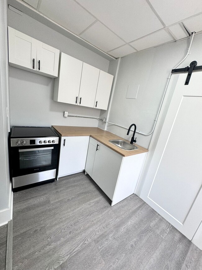 Building Photo - 1495 Gladstone Ave Building Photo - 1495 Gladstone Ave