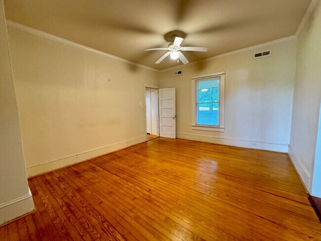 Foto del edificio - Large Home with Tons of Space for Rent