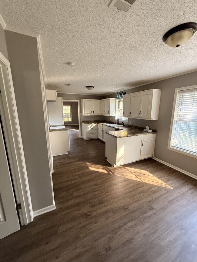 Building Photo - 200 S Birch St