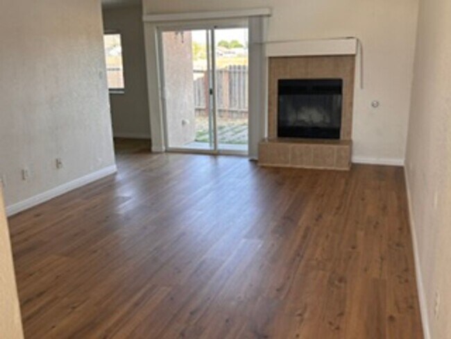 Foto del edificio - Charming 2-Story Home in a Convenient Tehachapi Location