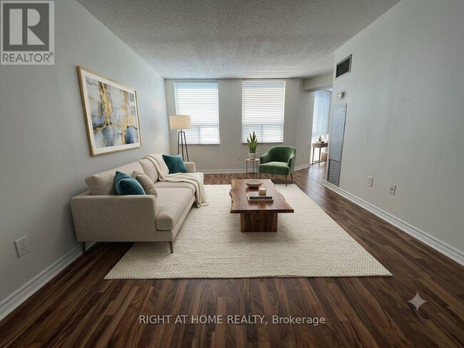 Building Photo - 3650 Kaneff Crescent