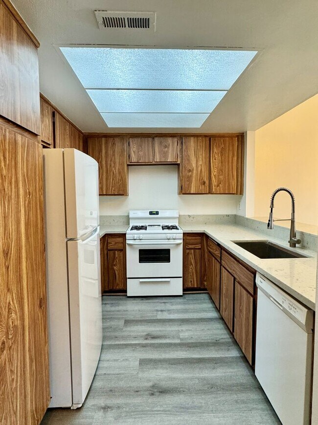 Foto del edificio - RENT SPECIAL!! $400 OFF SECOND MONTH RENT - Spacious 3 Bedroom 2 Bath Condo in Hawaiian Gardens