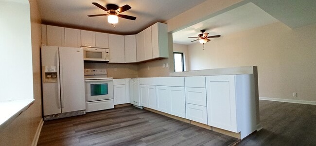 Spacious Kitchen 16 ft. x 9 ft. - 124 Roberts Ln