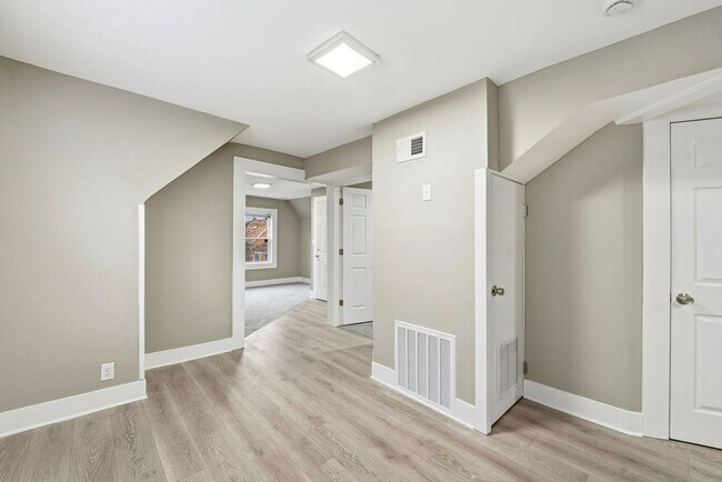 Foto del edificio - 1217 N Harding Ave