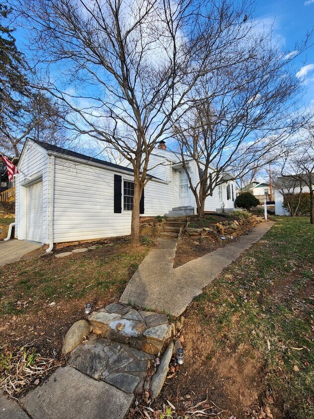 Primary Photo - Charming Asheville Cottage!