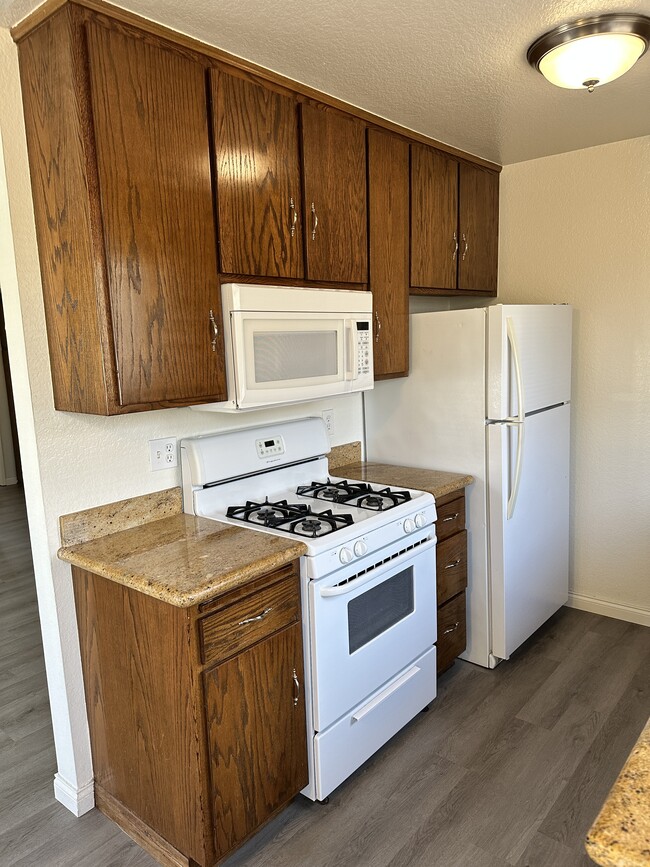 Building Photo - 10933 Moorpark St