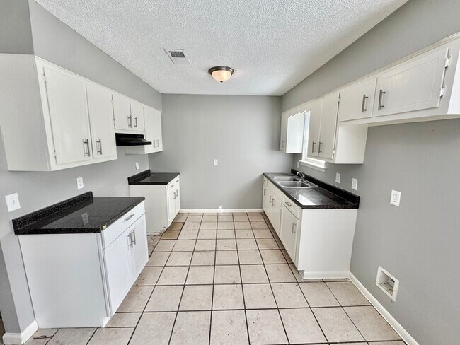 Foto del edificio - 5168 Corkwood Dr