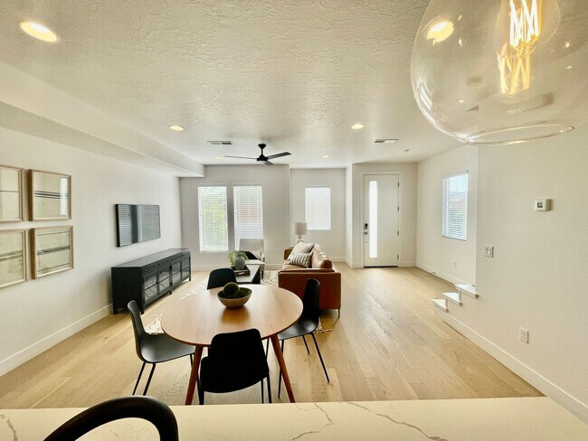 Foto del edificio - Beautiful Three Bedroom Townhome in Woodla...