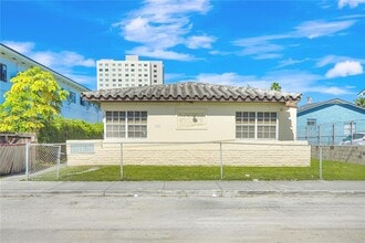 Building Photo - 1021 SW 3rd St