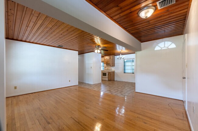 Building Photo - 3046 Oleander Blvd