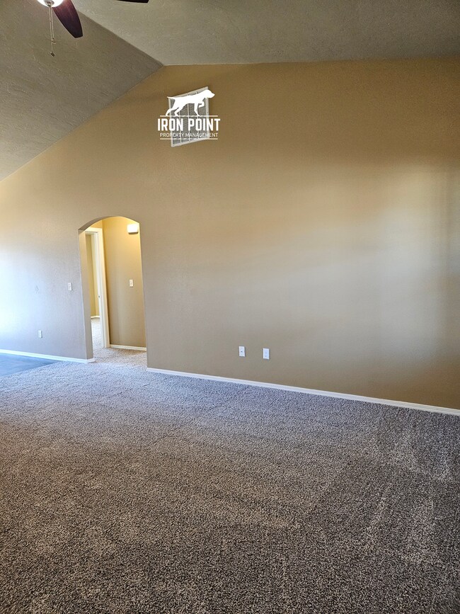 Foto del edificio - 3bed/2bath home w/bonus room, 2 car garage, fenced yard, and landscaping included.