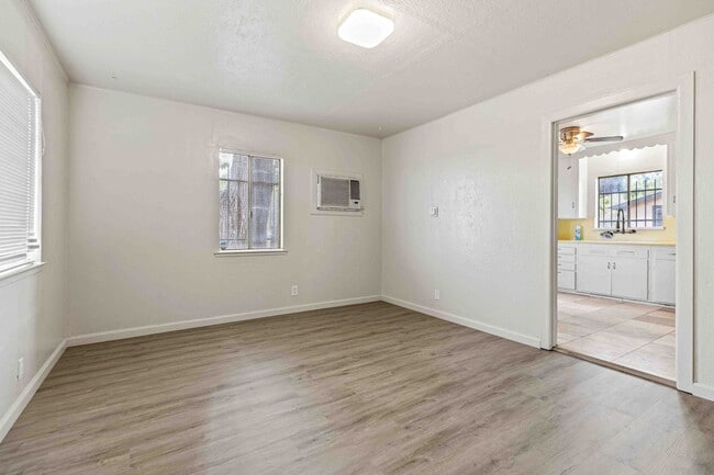 Building Photo - 2 bedroom / 1 bathroom available for rent ...