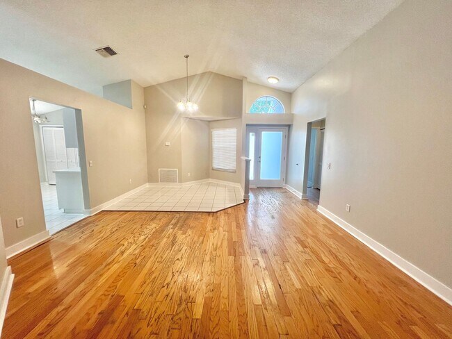 Building Photo - Great Location in New Port Richey w/ Hardw...