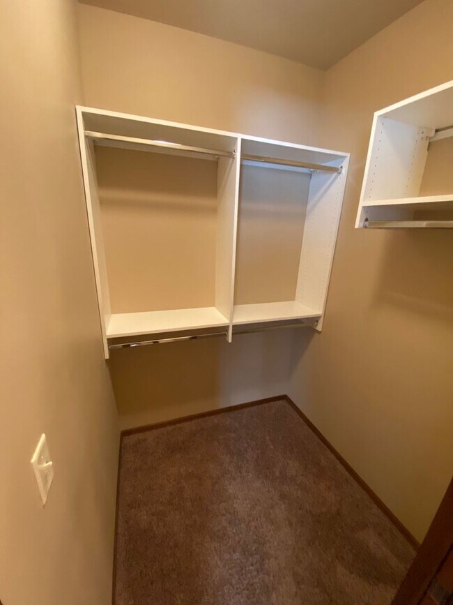 Building Photo - Large Ranch Style Twin Home For Rent