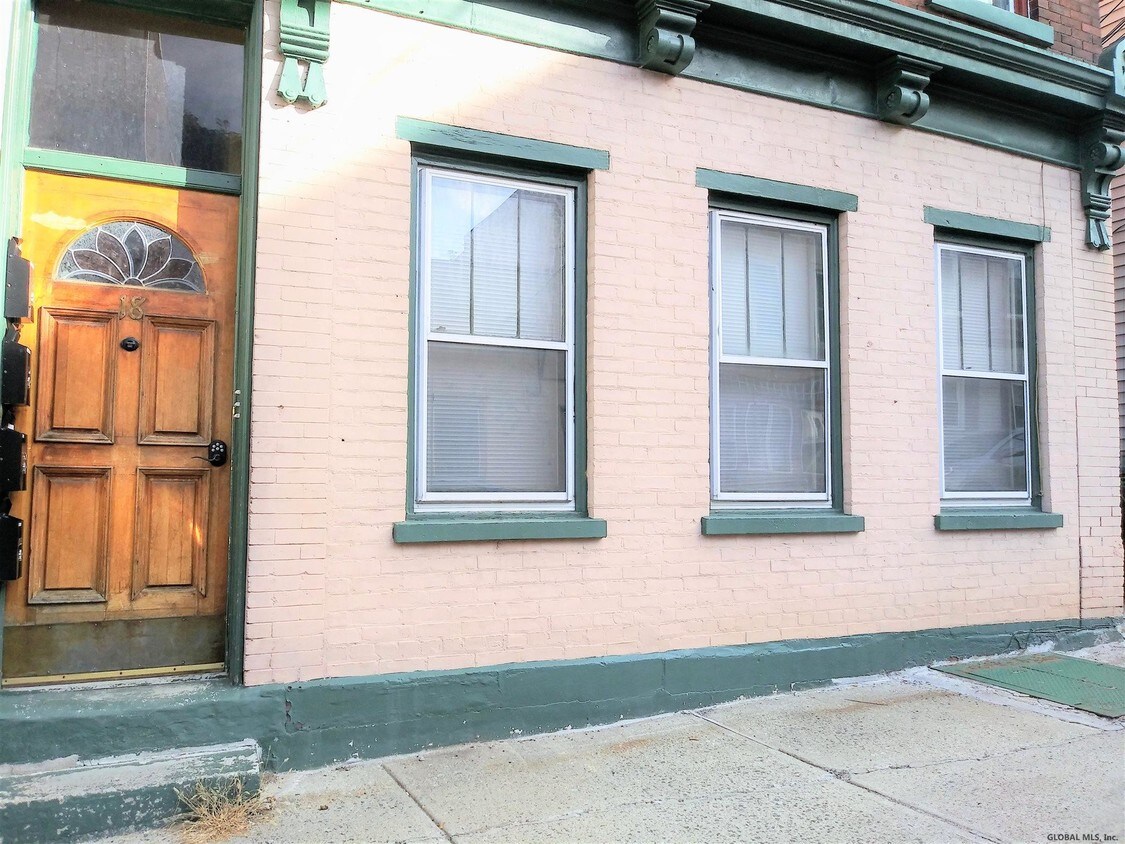 18 Willow St Unit 1 Front, Cohoes, NY 12047 Room for Rent in Cohoes