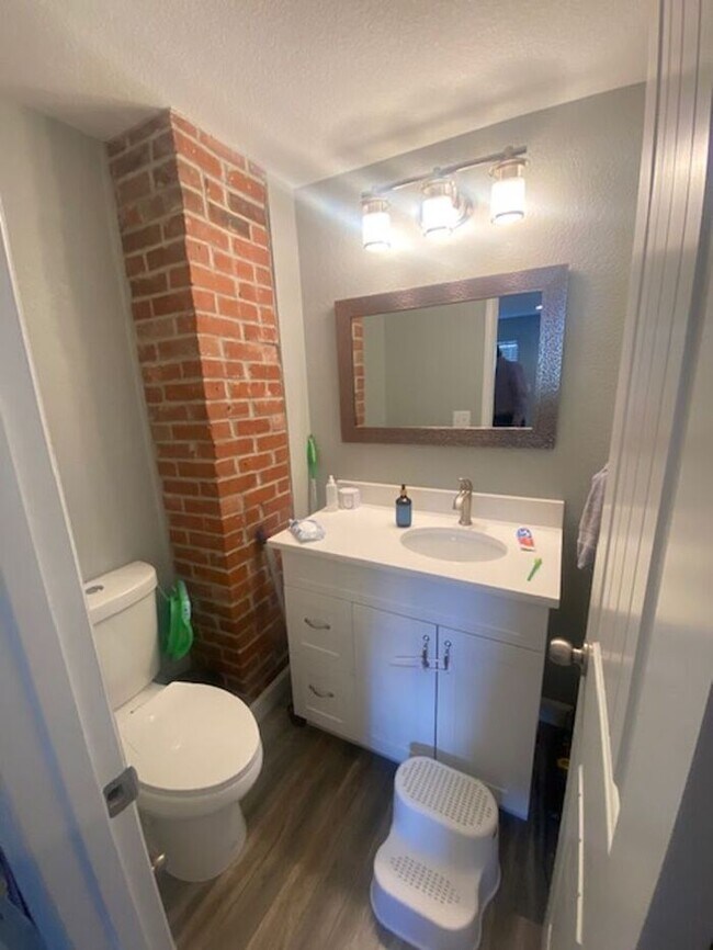 Building Photo - Beautifully Remodeled 3 Bedroom, 3 Bathroo...
