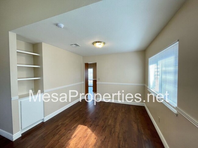 Foto del edificio - 2407 N Sycamore Ave