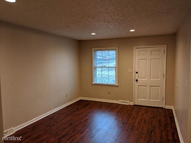 Foto del edificio - 429 Whispering Hills Dr