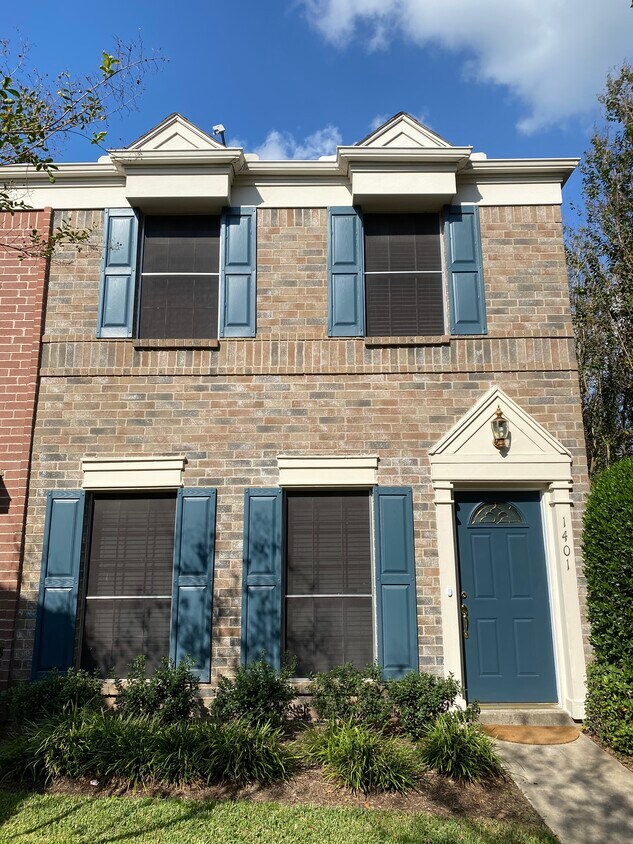 Quiet and comfy 2 story townhouse. End unit - 2910 Grants Lake Blvd