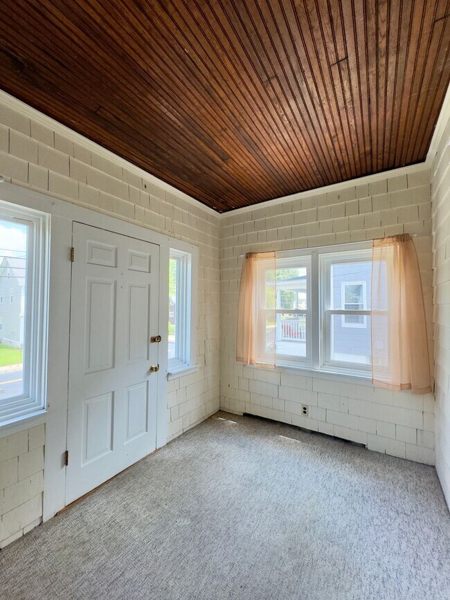 Building Photo - Charming 3 Bedroom/1.5 Bathroom Home in Ha...