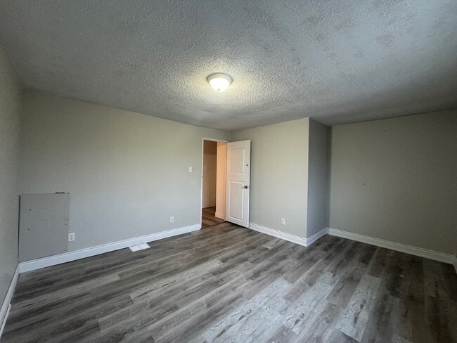 Building Photo - Renovated 2 Bedroom & 1 Bathroom Townhome!