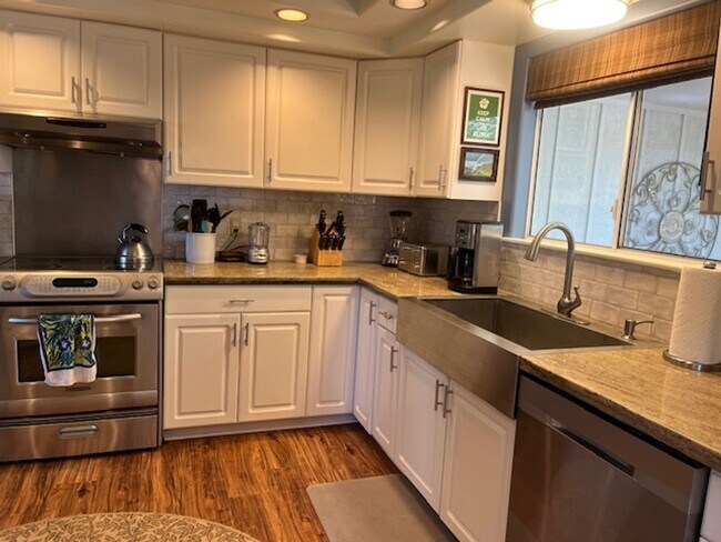 Foto del edificio - Awesome Furnished 3 Bedroom