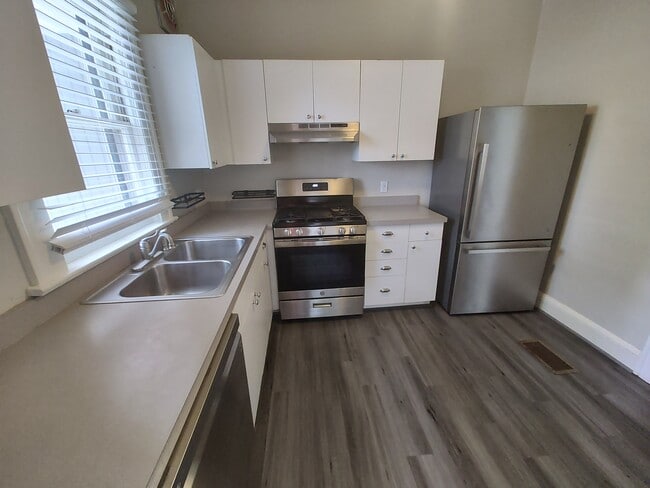 Building Photo - 405 W 18th St