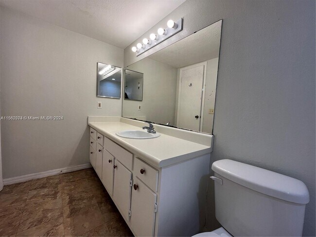 Foto del edificio - 1401 Village Blvd