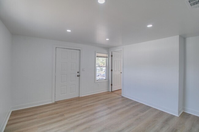 Building Photo - 236 N Oleander Ave