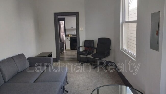 Building Photo - 1306 Complete St