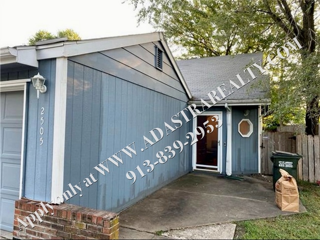 Building Photo - Beautiful 3 Bed 2 Bath Duplex in Lawrence-Available NOW!!